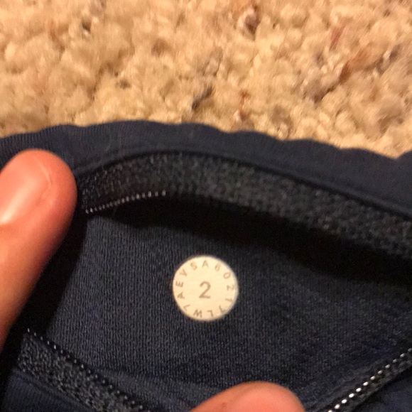 Lululemon shorts 2.5 inseam size 2 - Picture 3 of 5